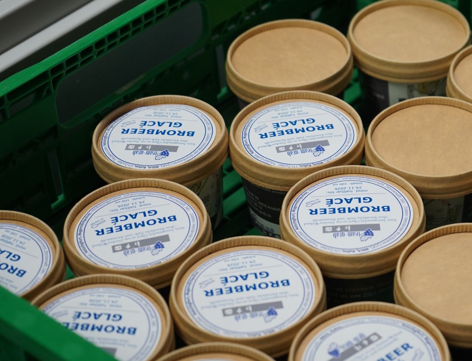 Brigitte Grab etikettiert die frischgemachen Glace