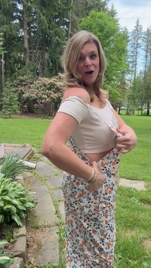 The cutest top and the sleeves stay in place!