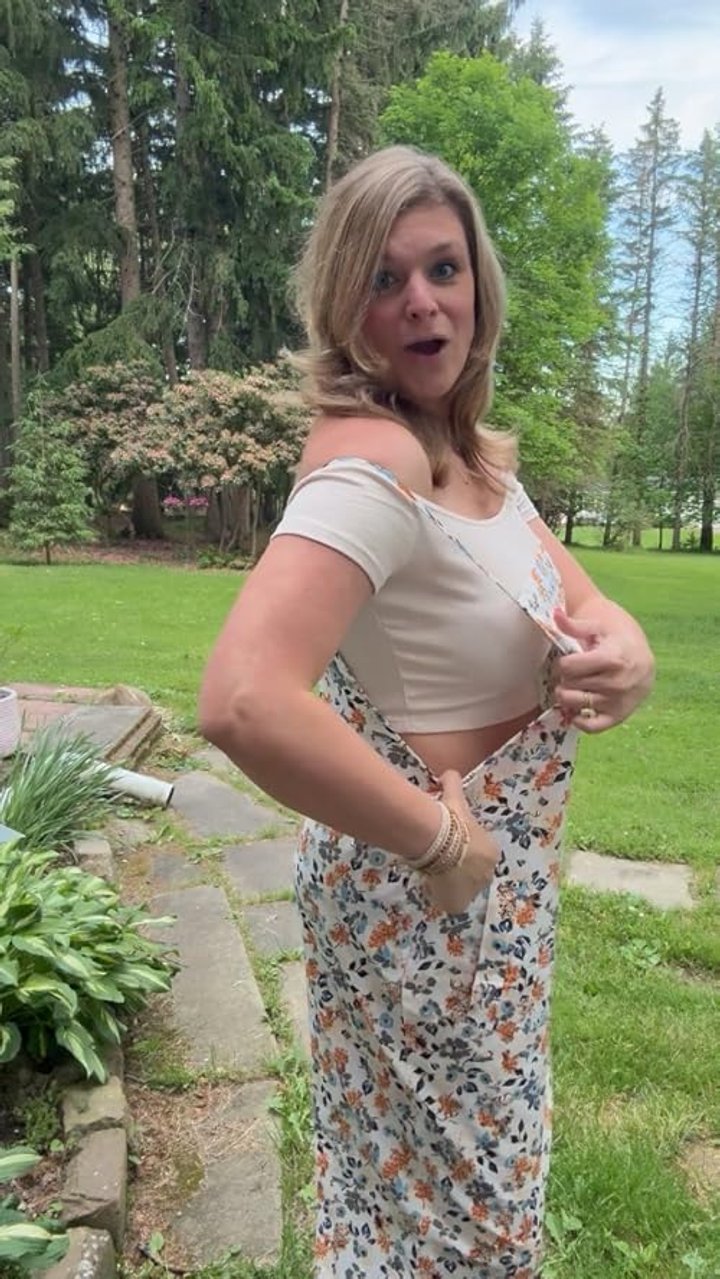 The cutest top and the sleeves stay in place!