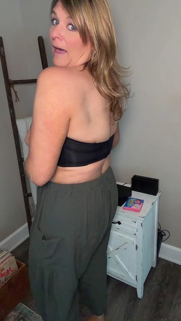 Perfect for busty girls! Stays in place!!