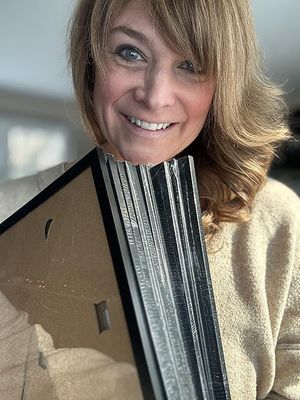 Perfect for wall portraits! Super lightweight!