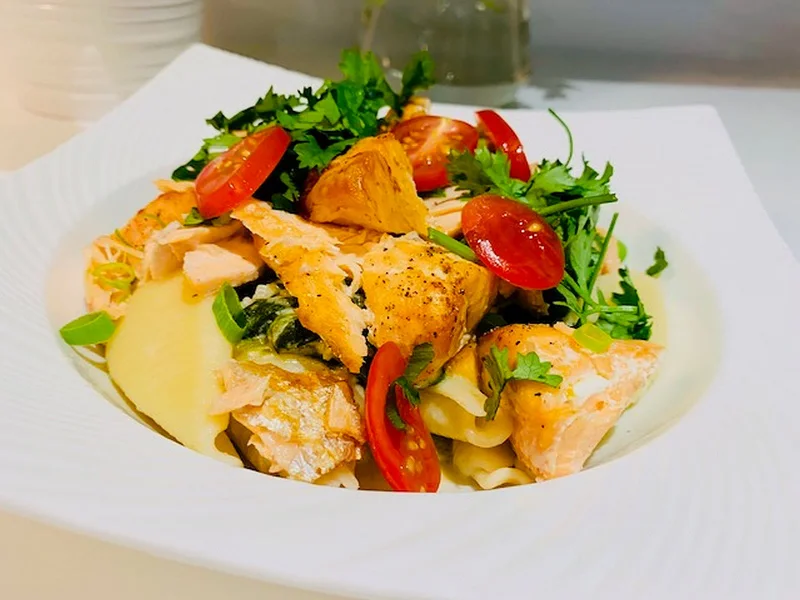 salmon-pasta-bowl-topped-with-cherry-tomatoes-parsley-and-green-onions