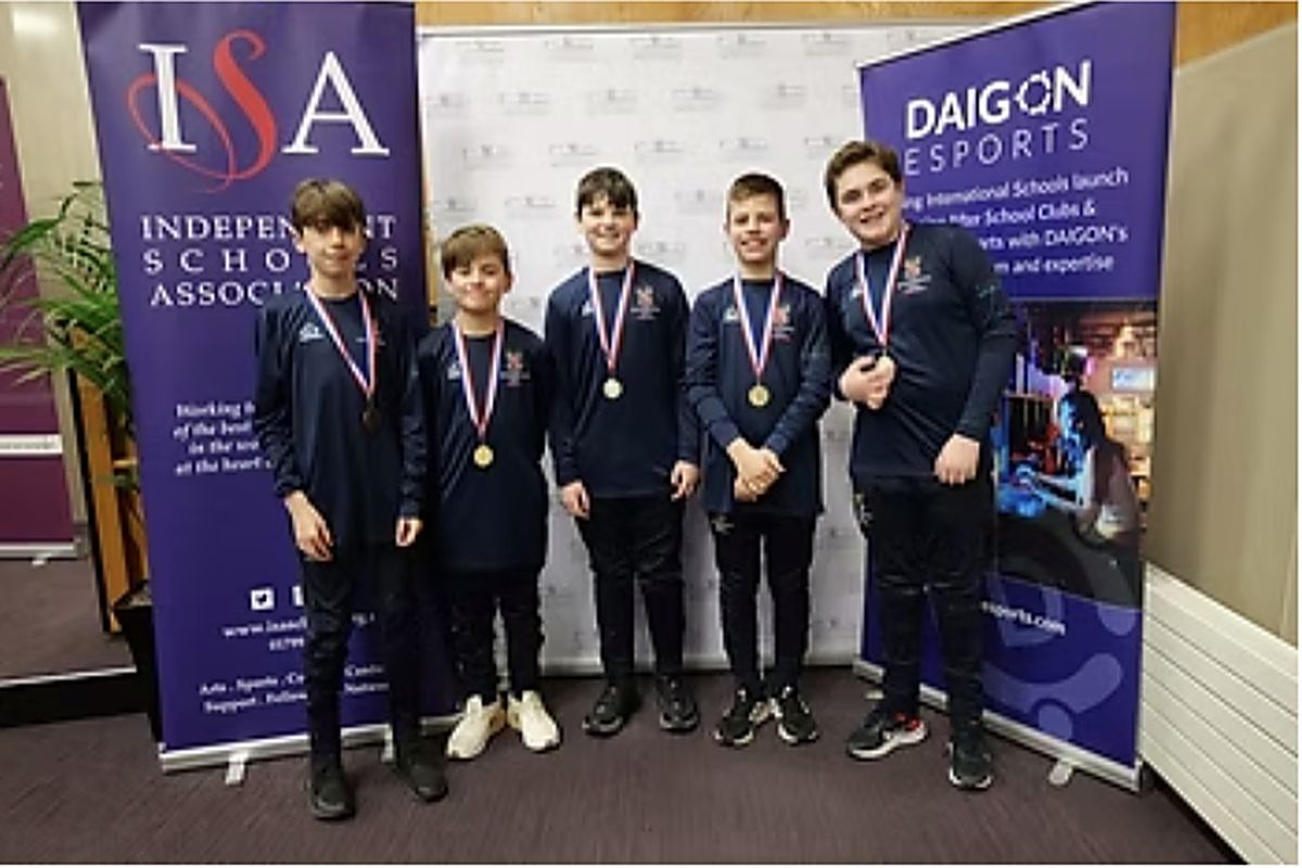 Five pupils with medals in front of ISA and DAIGON banners