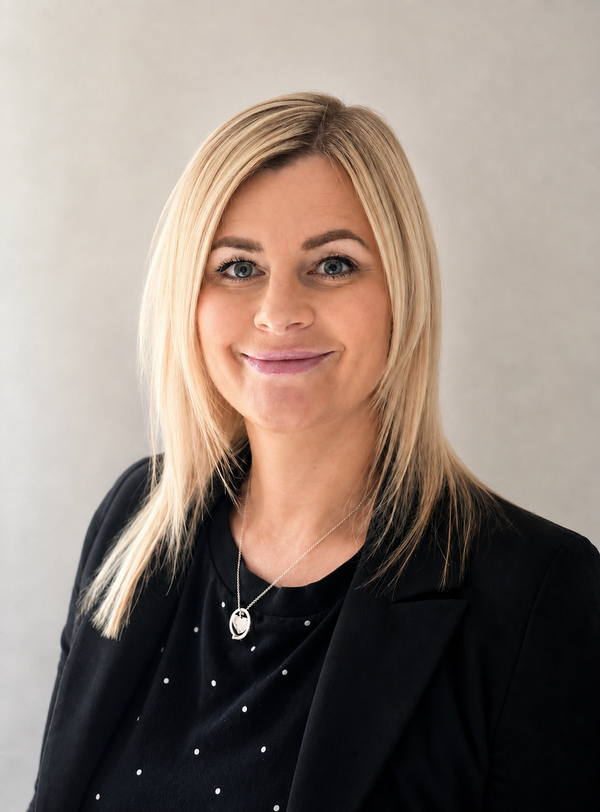 Dr Lisa Stuart Profile Photo 