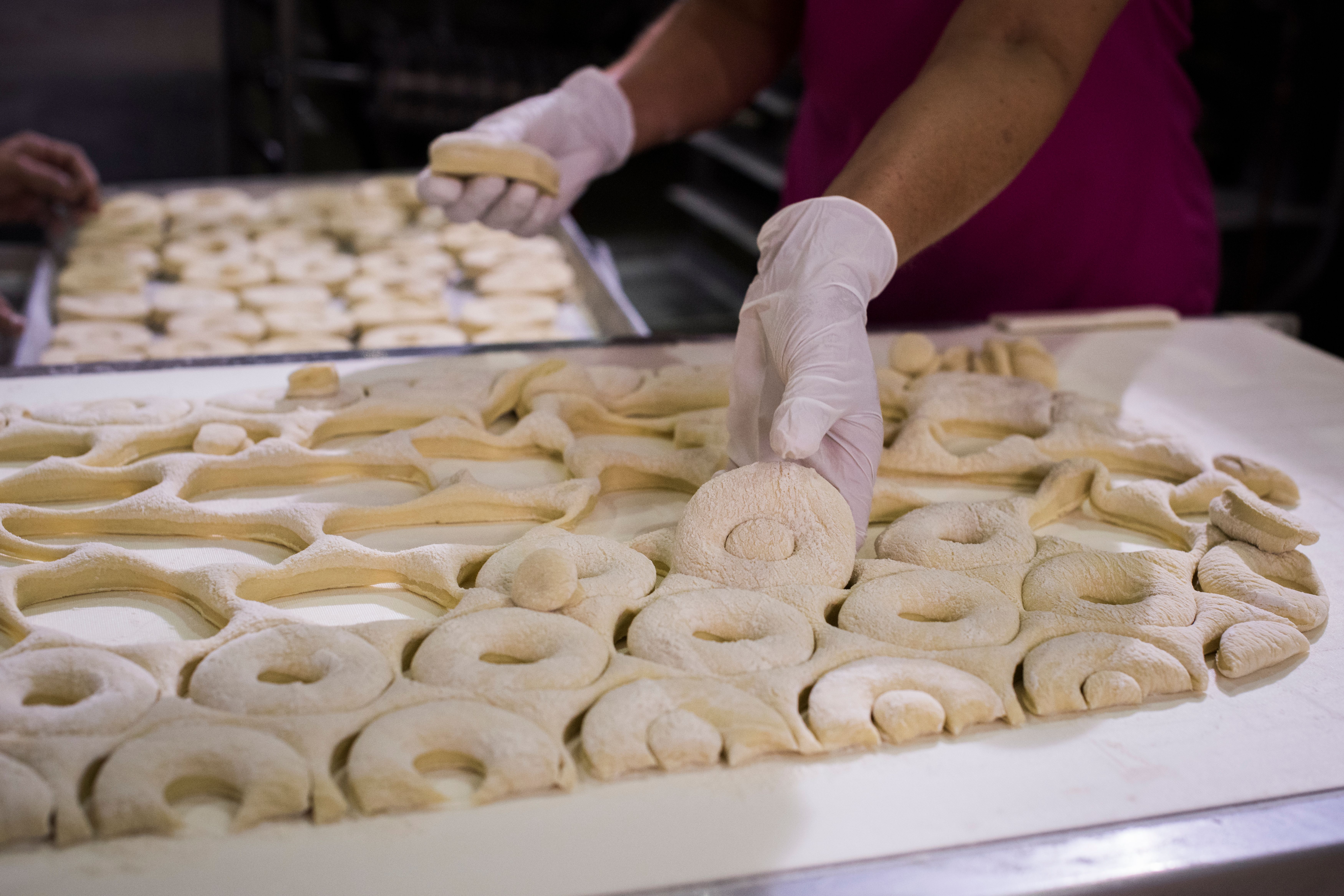 Video cover image shows entrepreneur Colleen Paparelli's hands moving dough from one tray to another