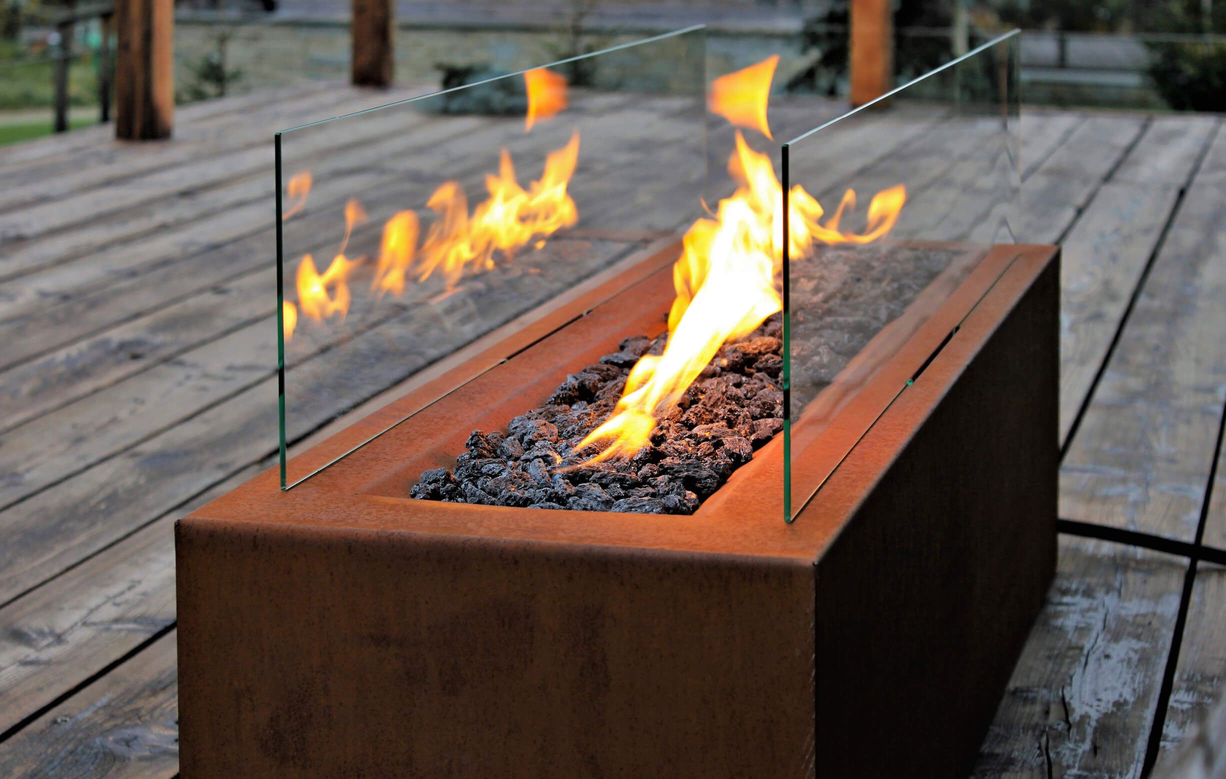 Avlang biopeis i corten med flammer står på terrassen