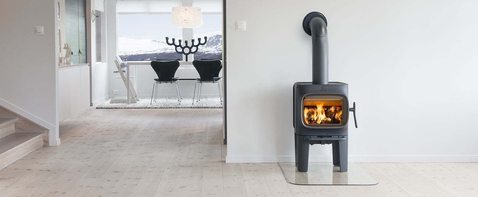 Jøtul F 105 med fire ben i moderne stue med synlige flammer