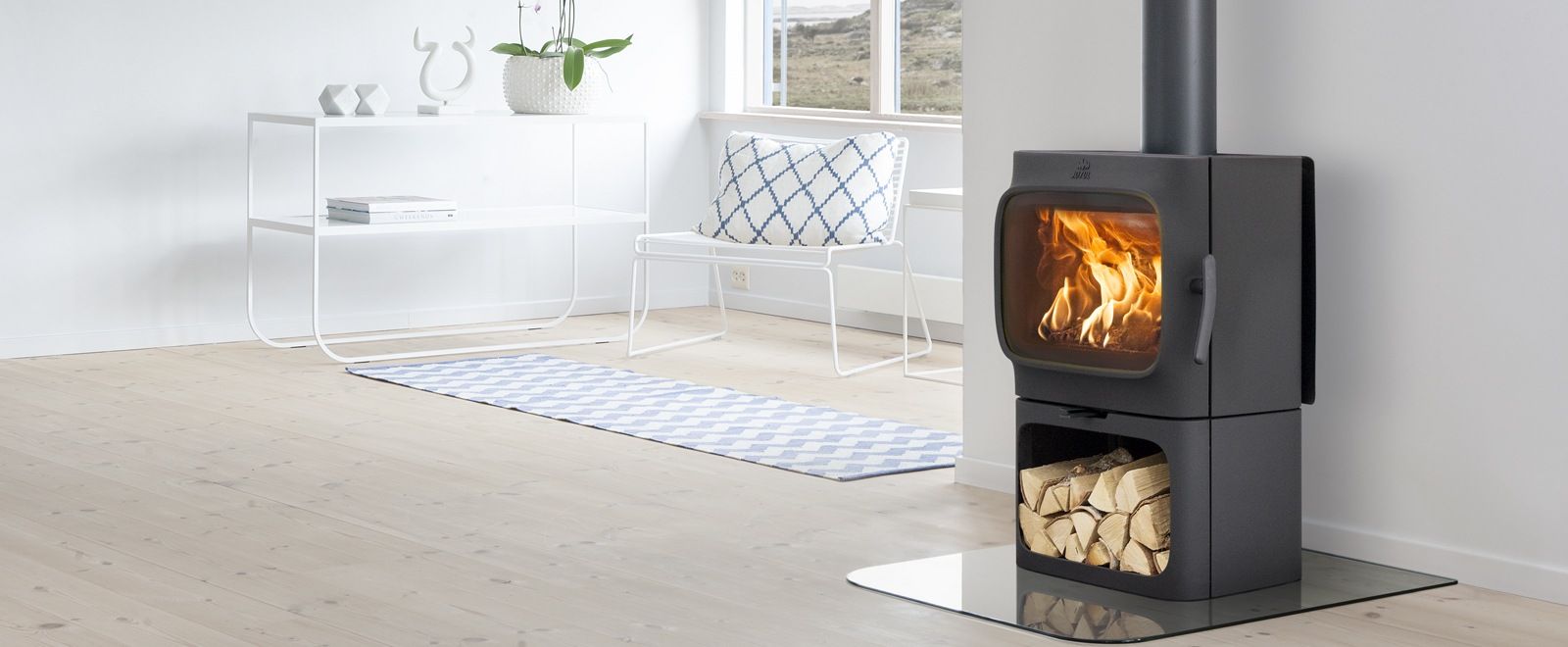 Jøtul F 305 vedovn i moderne stue med synlige flammer