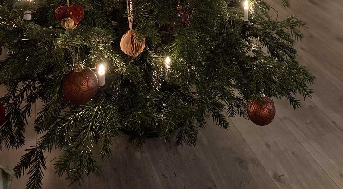 Juletre med lys og kuler skaper stemning