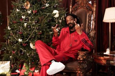 Ebenezer Snoop Lion On Thrown 1