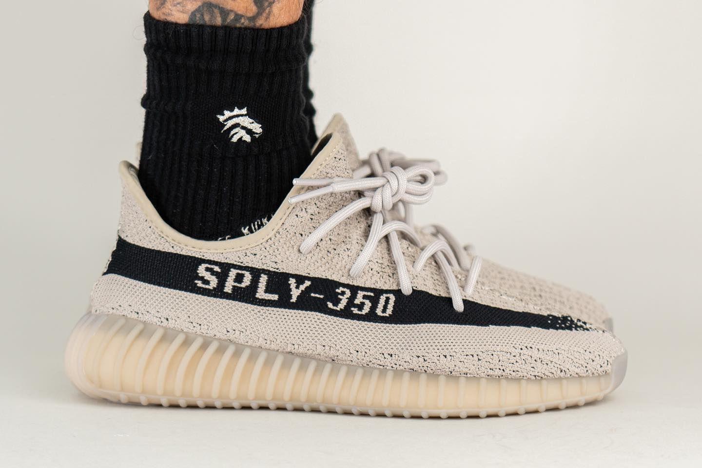 Reparation mulig Pearly Gepard On-Foot Look at the adidas Yeezy BOOST 350 V2 in Beige and Black - Sneaker  Freaker