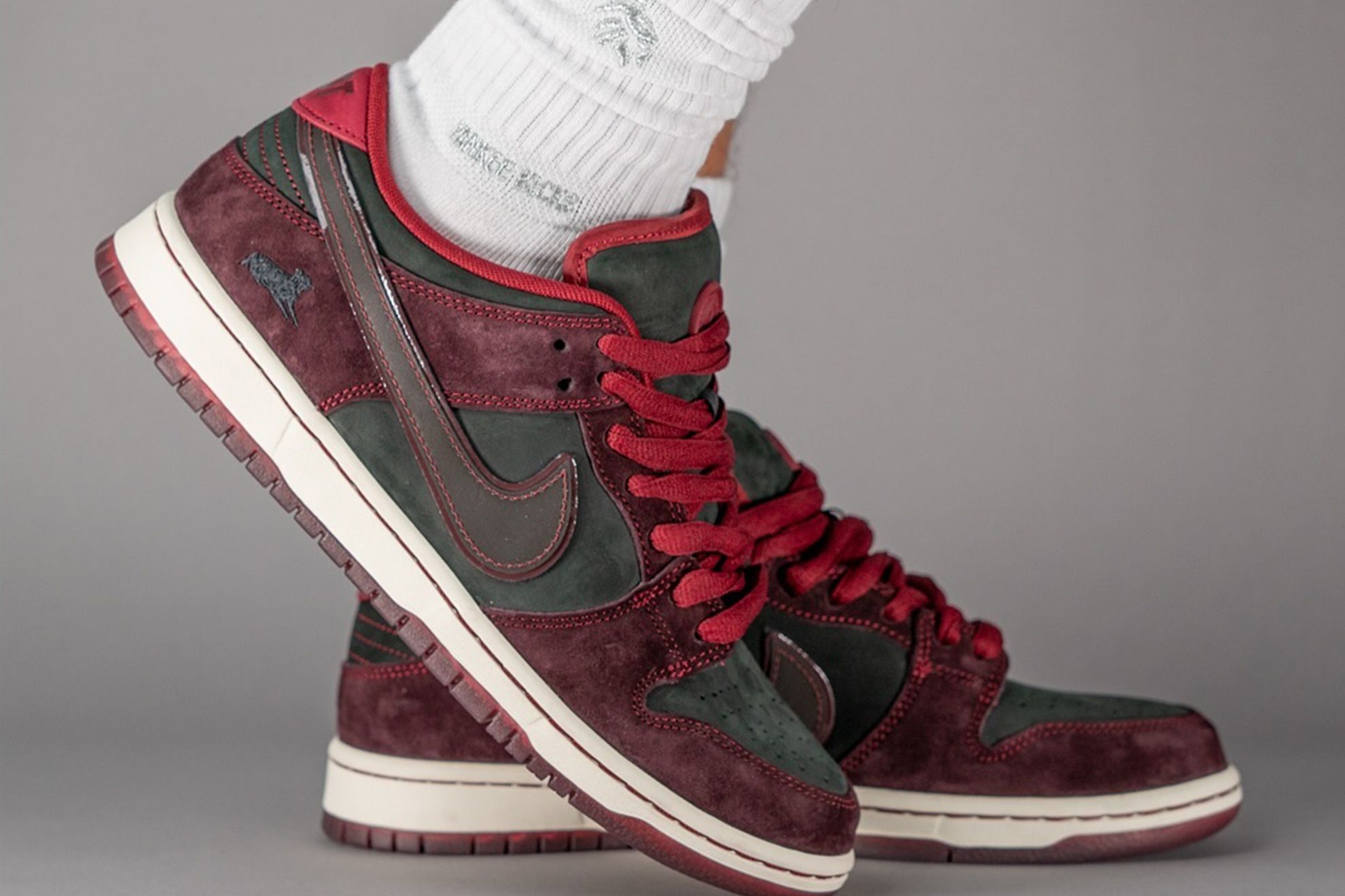 スニーカー Nike SB Dunk Low Pro x Riot Skateshop Mahogany and Team Red Nike SB Dunk Low Pro x Riot Skateshop 'Mahogany and Team Red