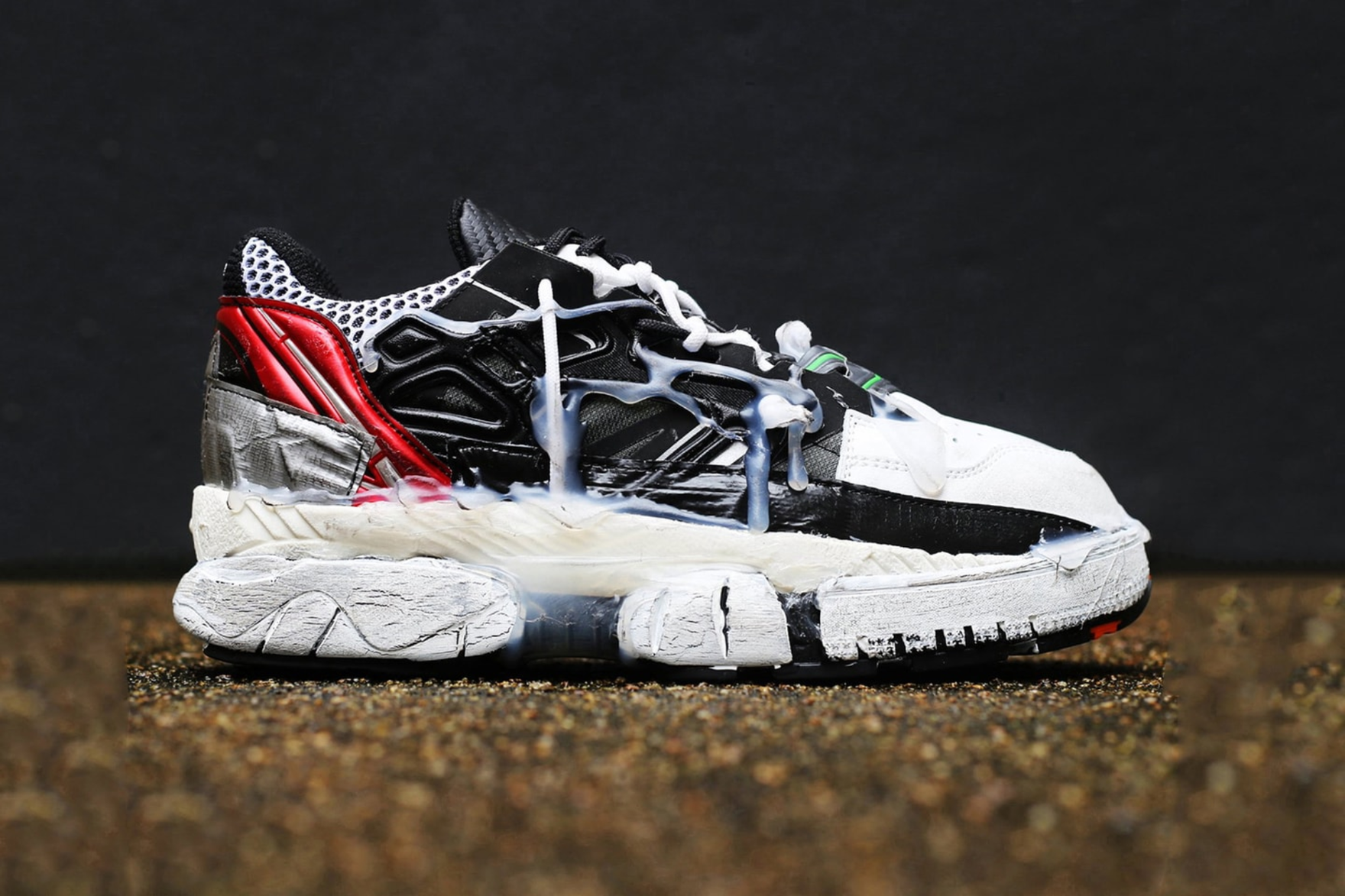 Hinh anh 7: Hinh anh cua mot doi sneaker distressed doc dao voi phong cach tray xuoc, bac mau