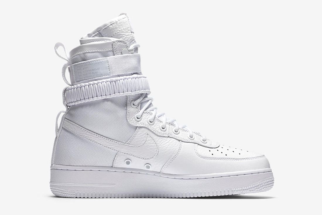 Nike SF Air Force 1 (Triple White) - Sneaker Freaker فينيل خشبي فاتح
