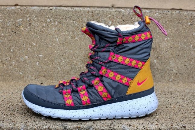 Nike Wmns Rosherun Hi Sneakerboot Print Drk Armry 2