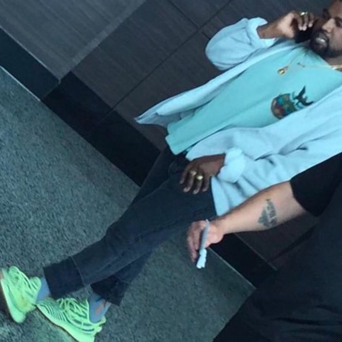 Exclusión cúbico infraestructura Spotted: Kanye In 'Semi Frozen Yellow' BOOST 350 V2 - Sneaker Freaker