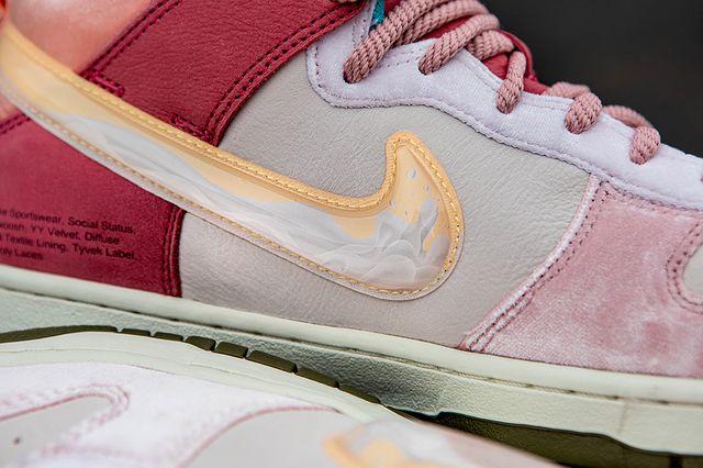 dunk social status strawberry