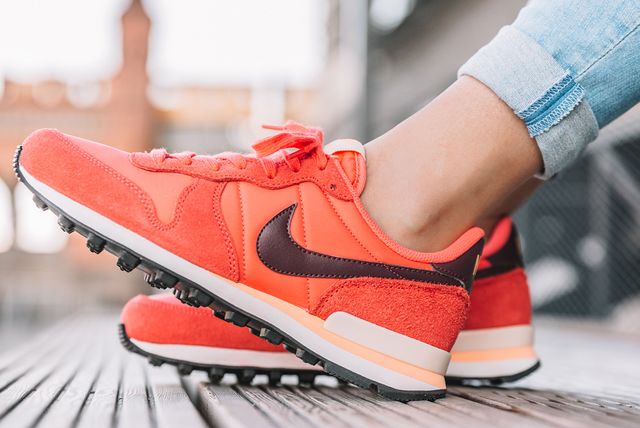 Nike Internationalist Wmns (Ember Glow) - Sneaker Freaker