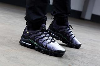 vapormax plus volt on feet