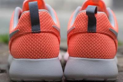 Nike Roshe Run Atmcpnk Mtllcsilv Heel Detail 1