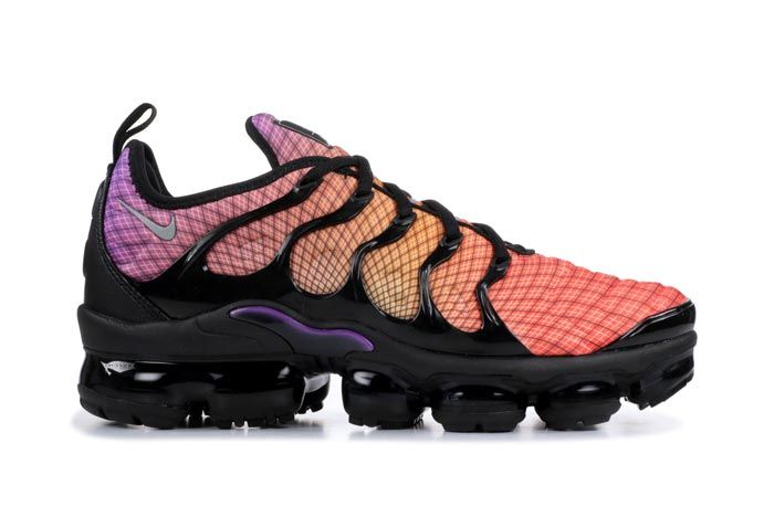 nike air vapormax plus pink and blue