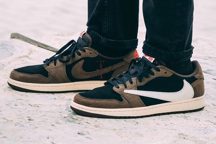 Travis scott 1s shops on feet