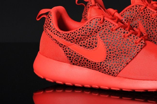Nike Roshrerun Challenegered Safari Midfoot Detail 1