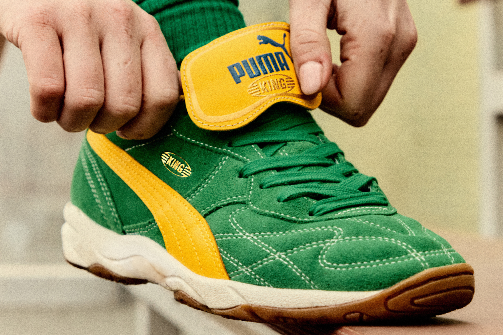 PUMA Terracewear: Biểu tượng streetwear từ giày bóng đá Hinh anh 5: Ba doi giay PUMA Terracewear: KING, Indoor Royalty va V_S1 tren nen trang