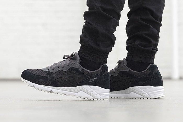 asics gel lique on feet