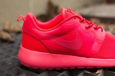 Nike Wmns Roshe Hyp Laser Crimson Closeup