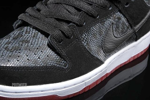 Nike SB Dunk Low (Snake Eyes)