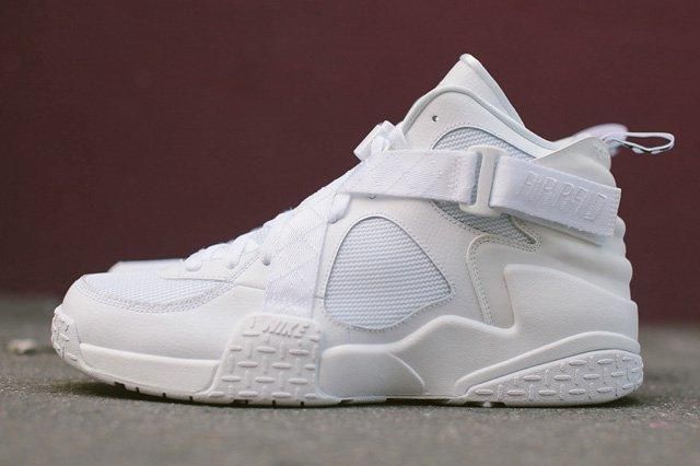 The Nike Air Raid Takes Flight Yet Again - Sneaker Freaker