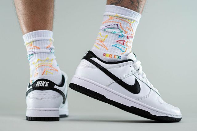 dunk black and white on feet