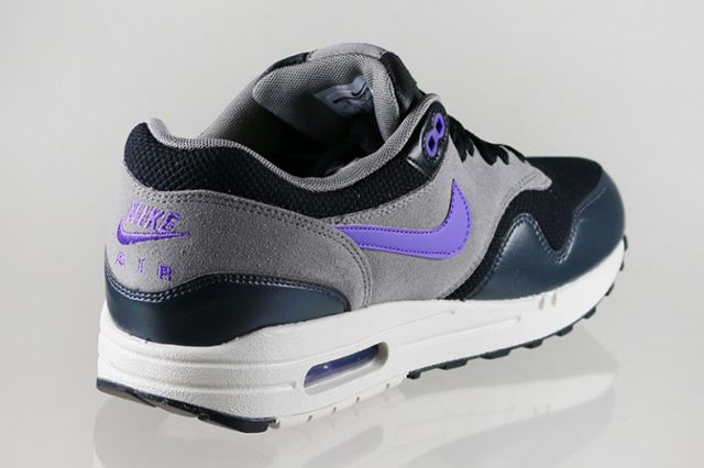 air max 1 black hyper grape