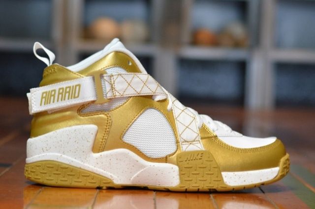 nike air raid gold and white