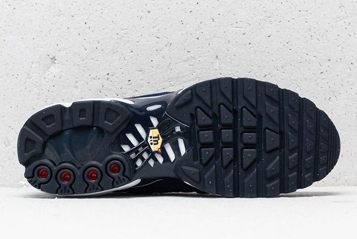 air max plus se triple black