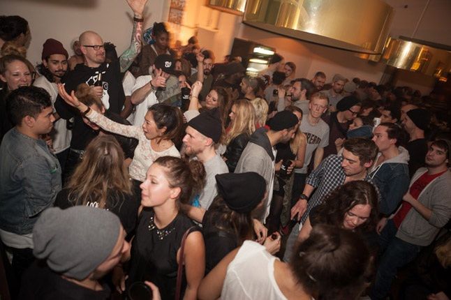 Supra Solebox Party Berlin Crowd Dancing 1