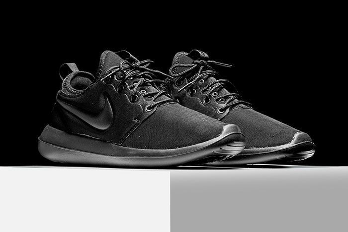 nike roshe two triple black