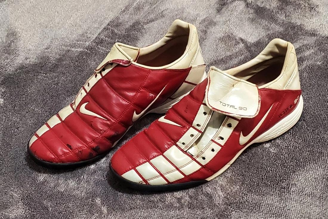 nike total 90 II red and white sneakers