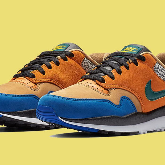 Mecánico Color rosa cocina Nike's Air Safari 'Atmos' is Back in Blue Suede - Sneaker Freaker