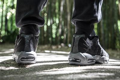 Nike Air Max 95 Black Dark Grey Bump 2