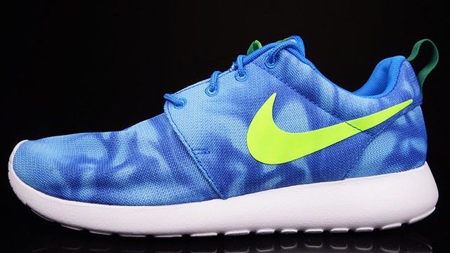 Chapoteo Legítimo petróleo crudo Nike Roshe Run (Blue Marble) - Sneaker Freaker