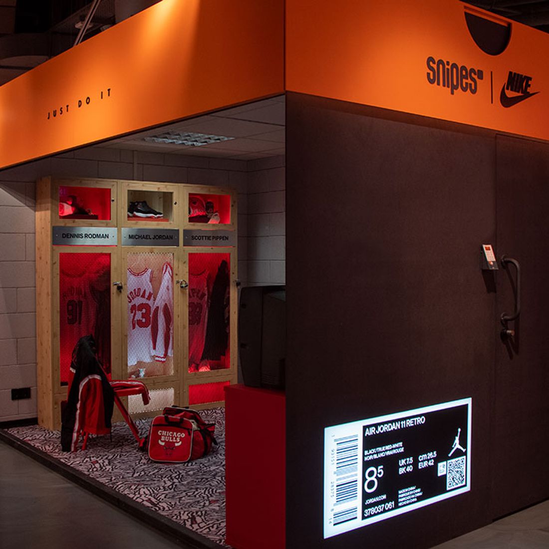 Más grande Manual laringe SNIPES Unveil 'Locker Room' Pop-Up for Air Jordan 11 'Bred' Release -  Sneaker Freaker