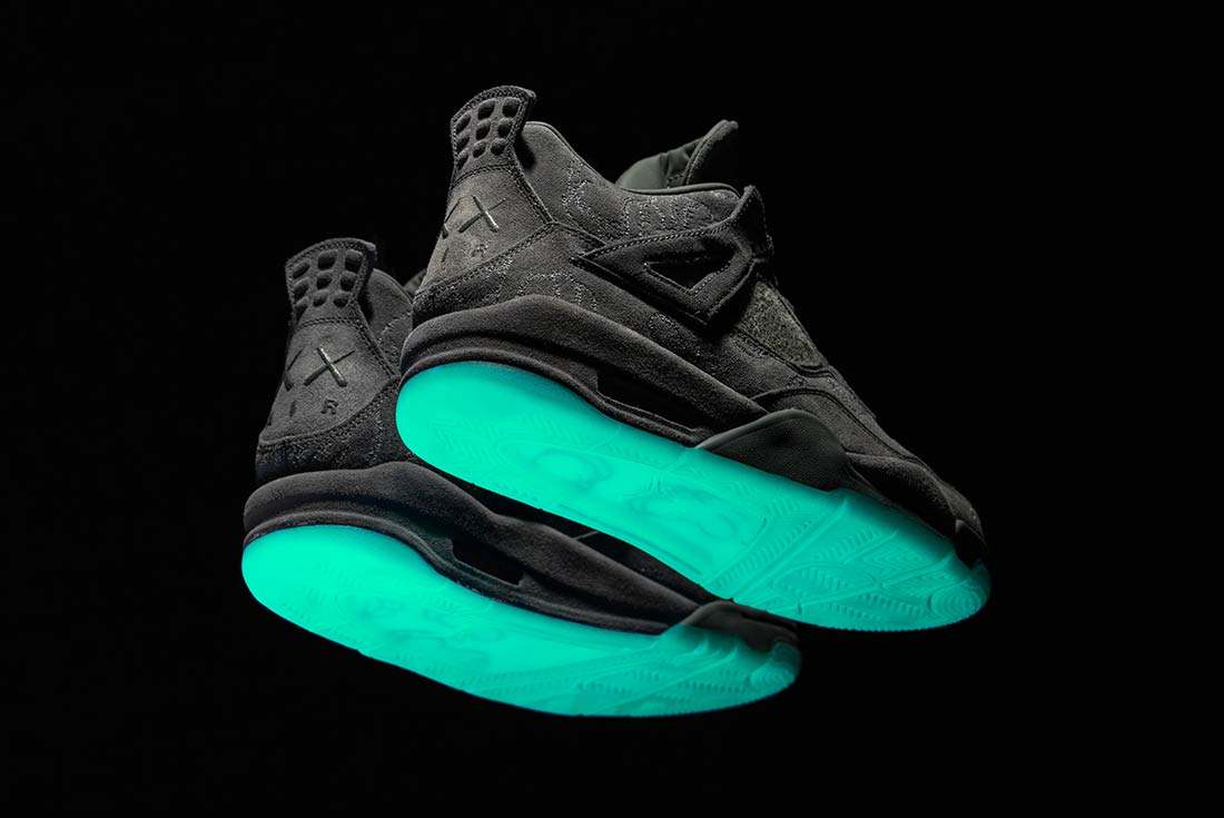 Visión general corto Preservativo A Closer Look At The KAWS X Air Jordan 4 Glowing Sole - Sneaker Freaker
