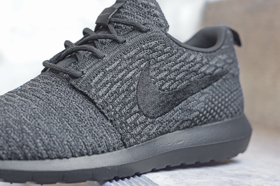 nike flyknit roshe run black