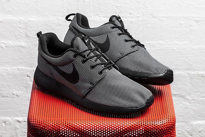 brænde beslag myndighed Nike Roshe One (Black/Black-White) - Sneaker Freaker