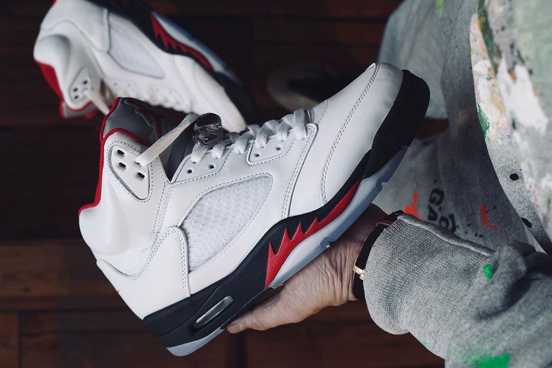 Air Jordan 5 Fire Red 2020 Lateral In Hand Side Shot