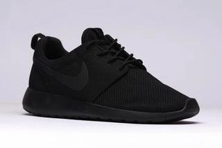 nike roshe run triple black