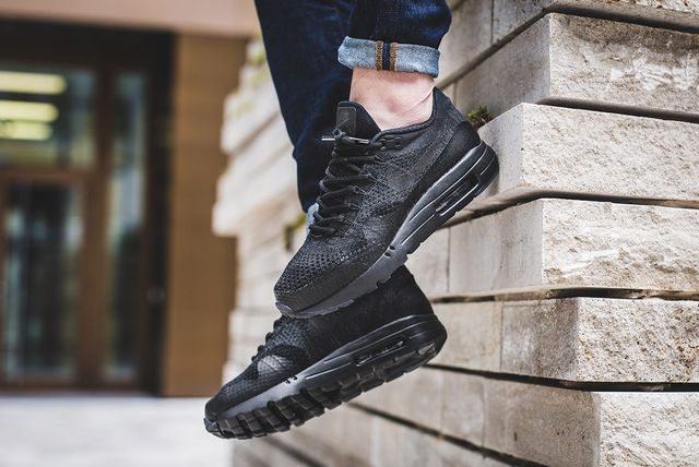 nike air max 1 flyknit black