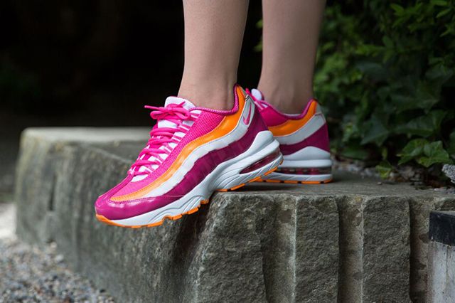 Pink and orange air max 95 best sale